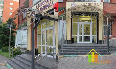 Навес из нержавеющей стали и монолитного поликарбоната у входа в клинику Навес из нержавеющей стали и монолитного поликарбоната у входа в клинику